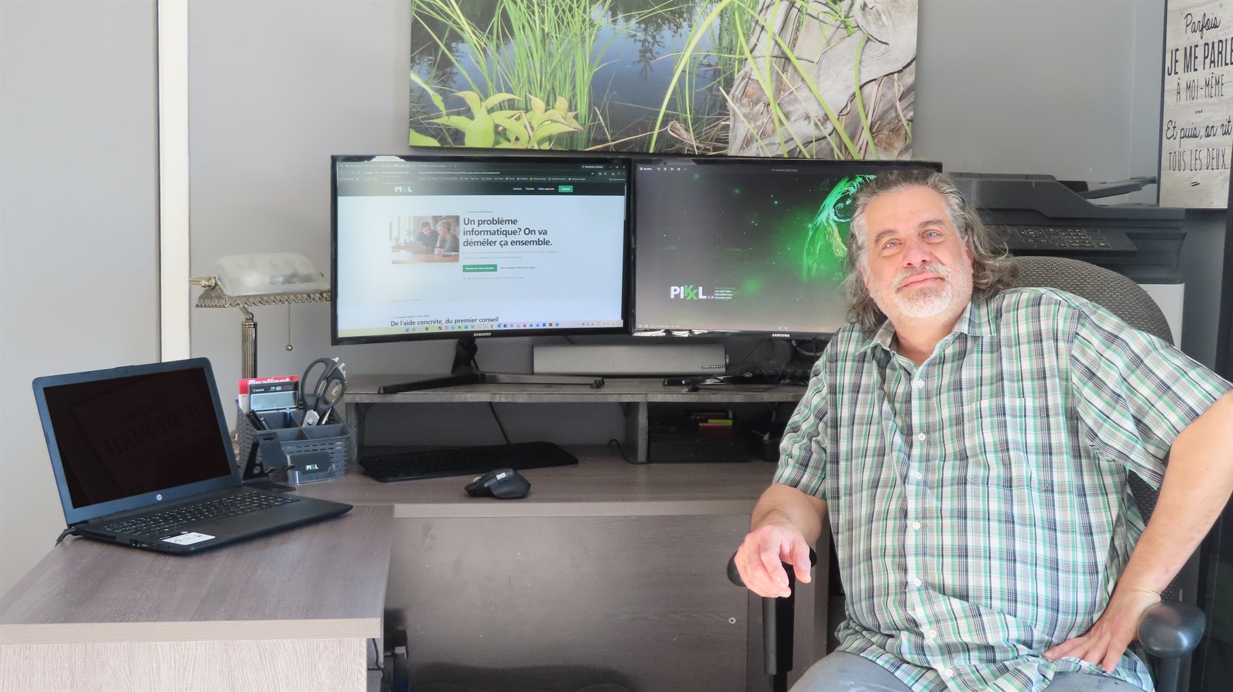 Marc dans son espace de travail, devant son site PikXL et ses outils informatiques.